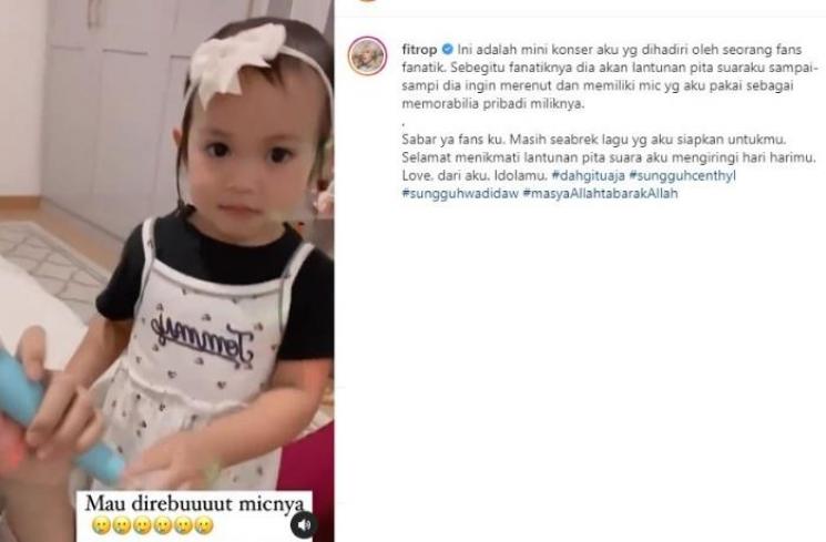Fitri Tropica dan anaknya, Sada Amina Hanara. (Instagram/@fitrop)
