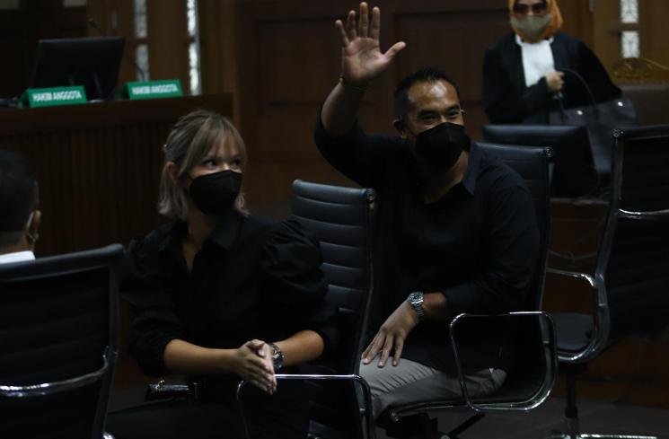 Nia Ramadhani dan suaminya, Ardi Bakrie menyapa awak media saat akan menjalani sidang kasus narkoba di Pengadilan Negeri Jakarta Pusat, Kamis (2/12/2021). [Matamata.com/Alfian Winanto]