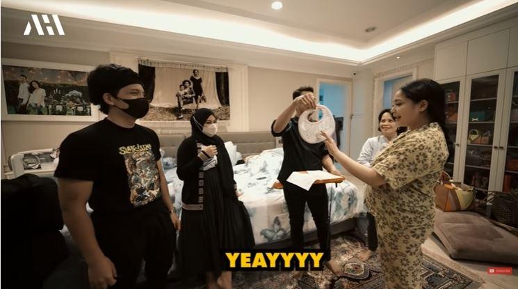 Momen Atta dan Aurel memberikan kado untuk Rayyanza, anak kedua Raffi Ahmad. (YouTube/AH)
