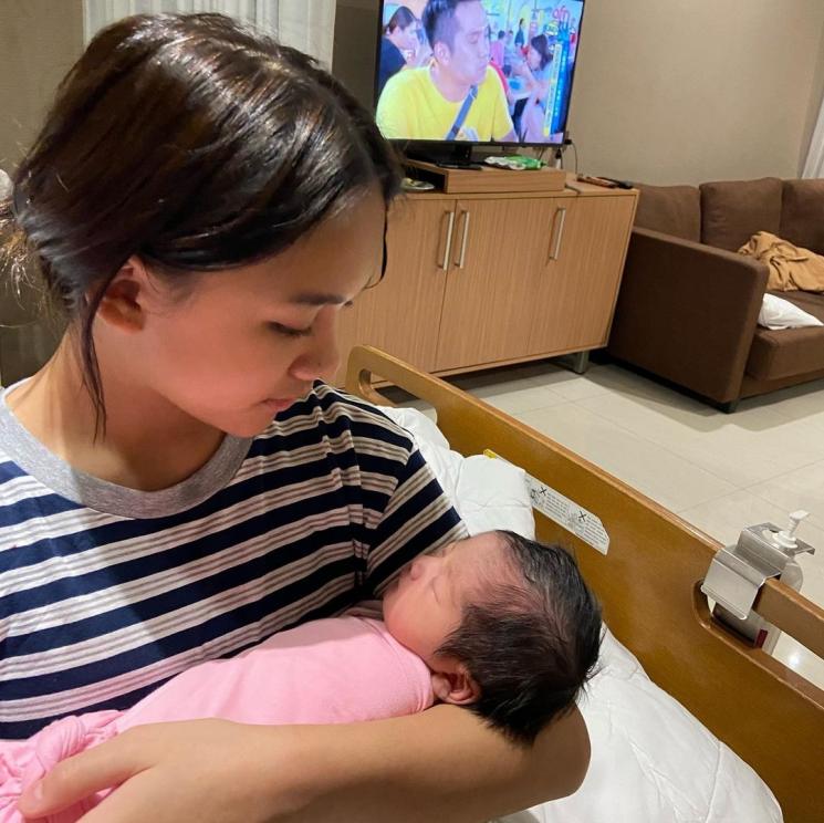 Naura Ayu dan Neona Ayu akur saat momong sang adik, baby Nakeya. (Instagram/ney_neo)