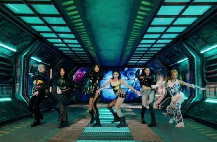 EVERGLOW - Pirate (Soompi.com)