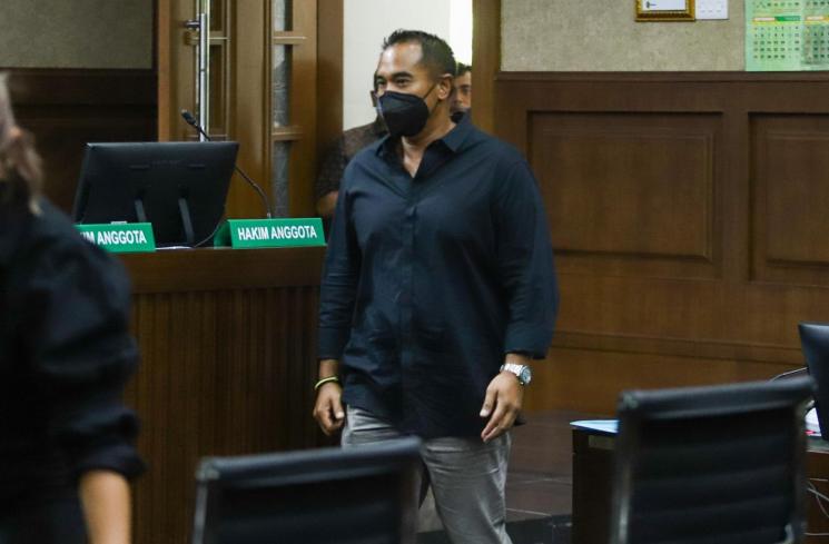 Nia Ramadhani dan suaminya, Ardi Bakrie menyapa awak media saat akan menjalani sidang kasus narkoba di Pengadilan Negeri Jakarta Pusat, Kamis (2/12/2021). [Matamata.com/Alfian Winanto]