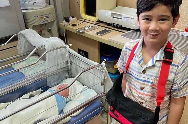 Adu Gaya Rafathar dan Kiano Momong Adik. (Instagram/@raffinagita1717)