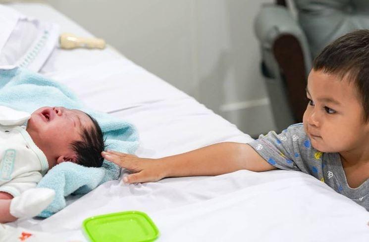 Adu Gaya Rafathar dan Kiano Momong Adik. (Instagram/@kianotigerwong)