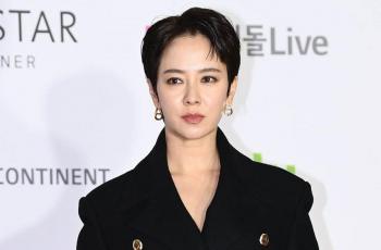 Song Ji Hyo Tampil dengan Rambut Cepak di Asian Artist Awards 2021