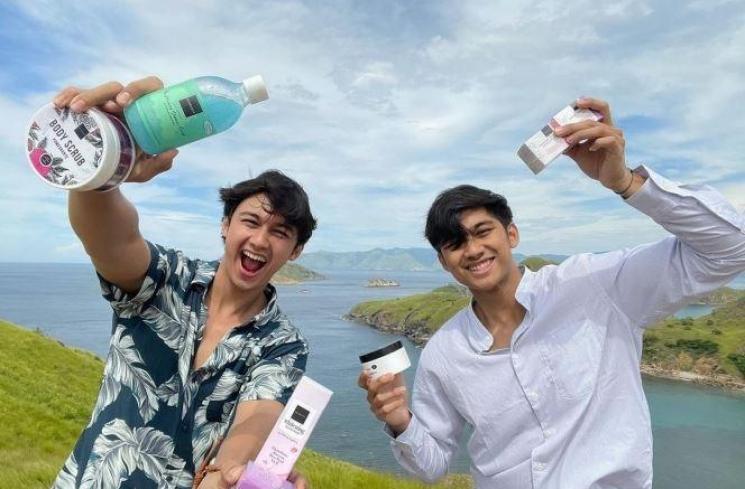 Artis Bak Kembaran dengan Saudara Kandung. (Instagram/@hitocaesar)