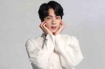 Jin BTS Kerja Kantoran di Perusahaan Besar, Pakai Cardigan Rp17,9 Juta: Gajinya 3 Digit ya Bang!