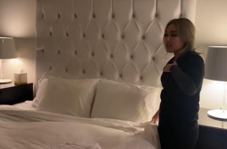 Ayu Ting Ting nginap di Beverly Hills. (Youtube/QissYouTV)