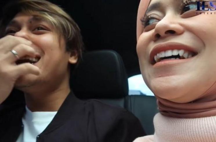 Rizky Billar dan Lesti Kejora. (Youtube/LeslarEntertainment)