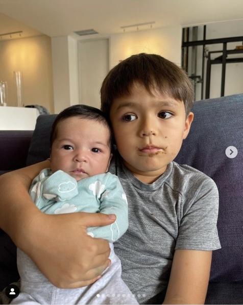 Potret El Barack Momong Baby Aizen (Instagram/erickbanaiskandar) 