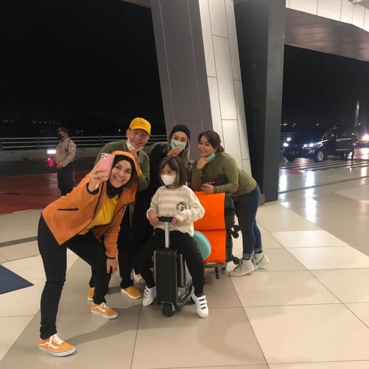 Umi Kalsum ungkap kerinduan pada Ayu Ting Ting dan Bilqis. (Instagram/mom_ayting92_)