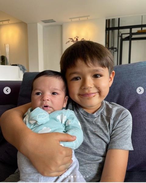 Potret El Barack Momong Baby Aizen (Instagram/erickbanaiskandar) 