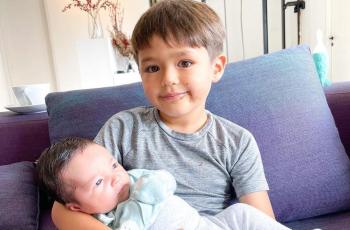 9 Potret El Barack Momong Baby Aizen: Malu-malu tapi Bikin Gemas!