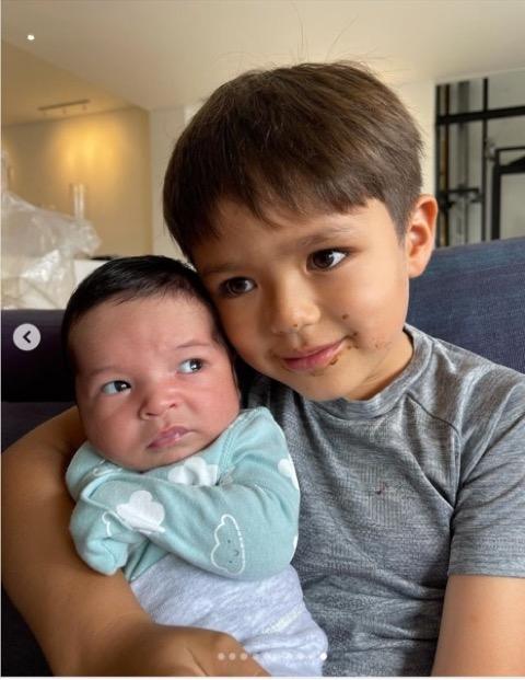Potret El Barack Momong Baby Aizen (Instagram/erickbanaiskandar) 