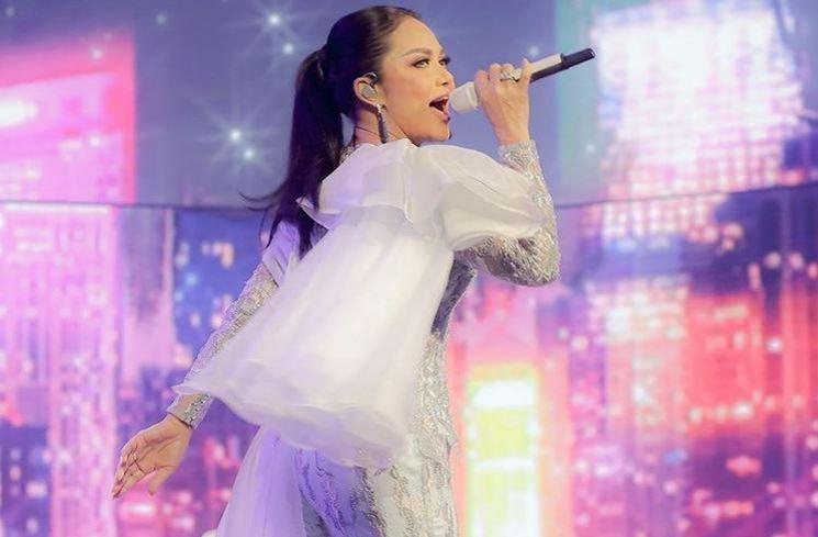 Adu Gaya Artis di Indonesian Music Awards 2021. (Instagram/@krisdayantilemos)