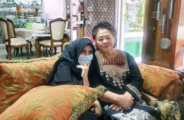 Potret Nenek Raffi Ahmad. (Instagram/@amy_r_qanita)