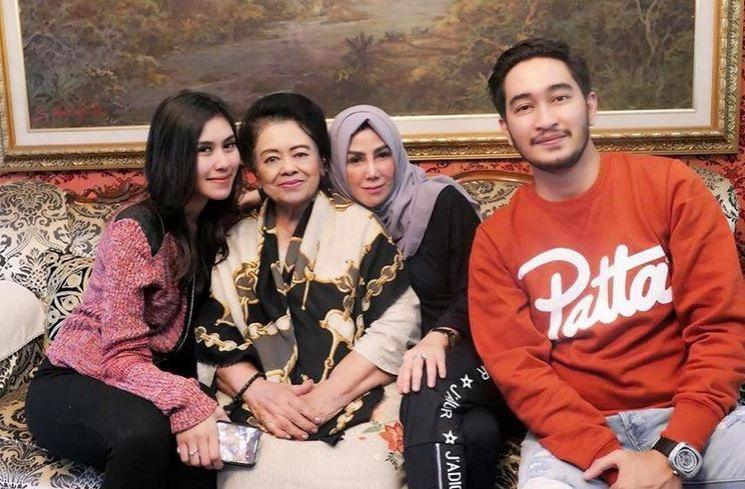 Potret Nenek Raffi Ahmad. (Instagram/@amy_r_qanita)