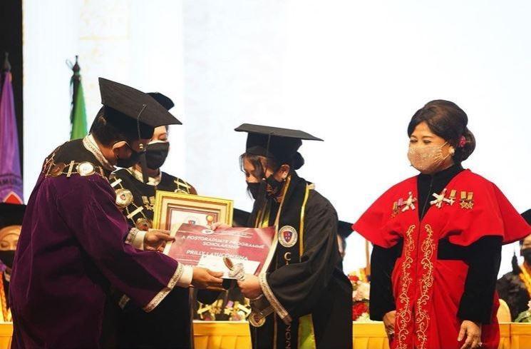 Potret Wisuda Prilly Latuconsina. (Instagram/@prillylatuconsina96)