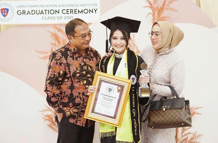 Potret Wisuda Prilly Latuconsina. (Instagram/@prillylatuconsina96)
