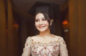9 Potret Wisuda Prilly Latuconsina, Sukses Jadi Lulusan Terbaik