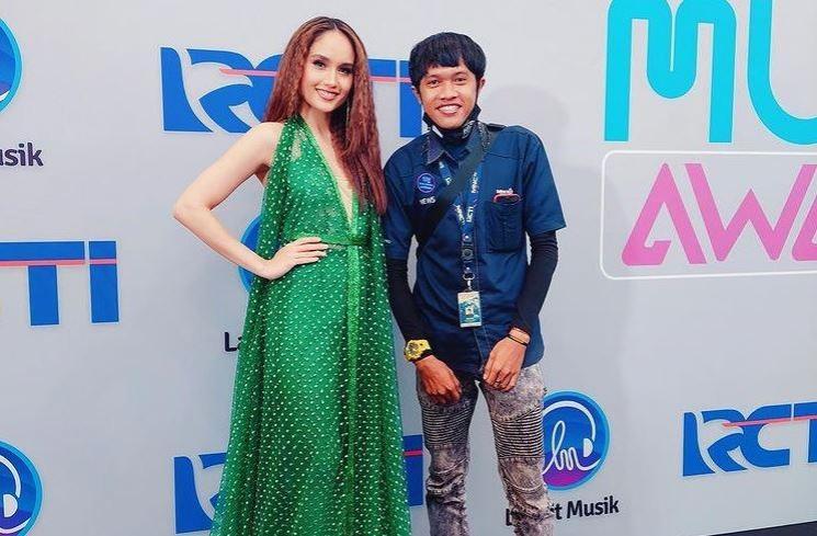 Adu Gaya Artis di Indonesian Music Awards 2021. (Instagram/@dodykomedian)