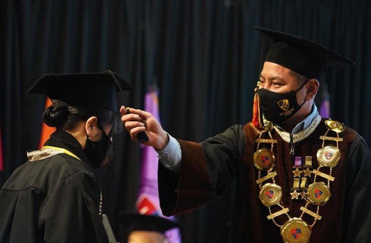 Potret Wisuda Prilly Latuconsina. (Instagram/@prillylatuconsina96)