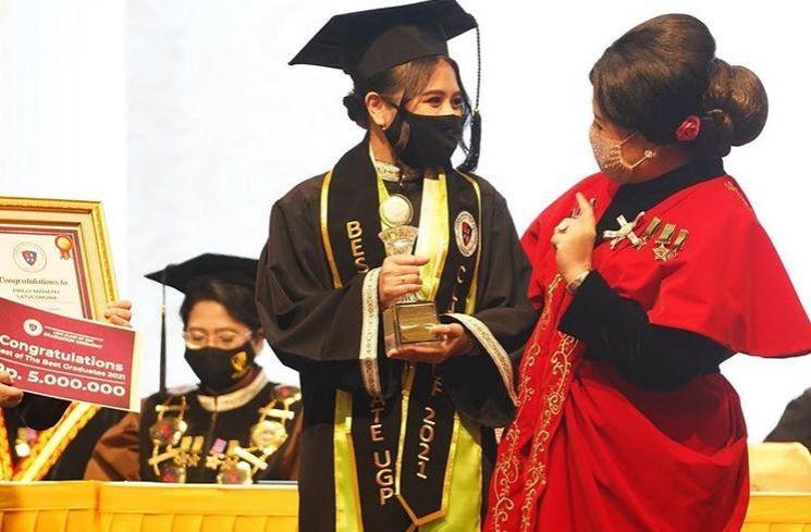 Potret Wisuda Prilly Latuconsina. (Instagram/@prillylatuconsina96)