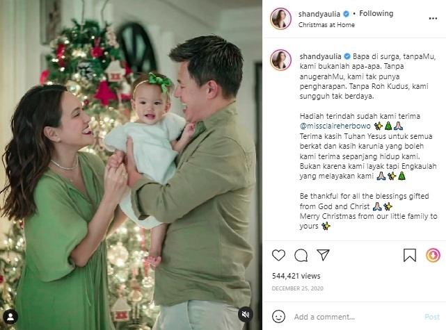 Ide Outfit Natal Ala Artis (instagram/@shandyaulia)