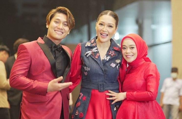 Adu Gaya Artis di Indonesian Music Awards 2021. (Instagram/@maiaestiantyreal)