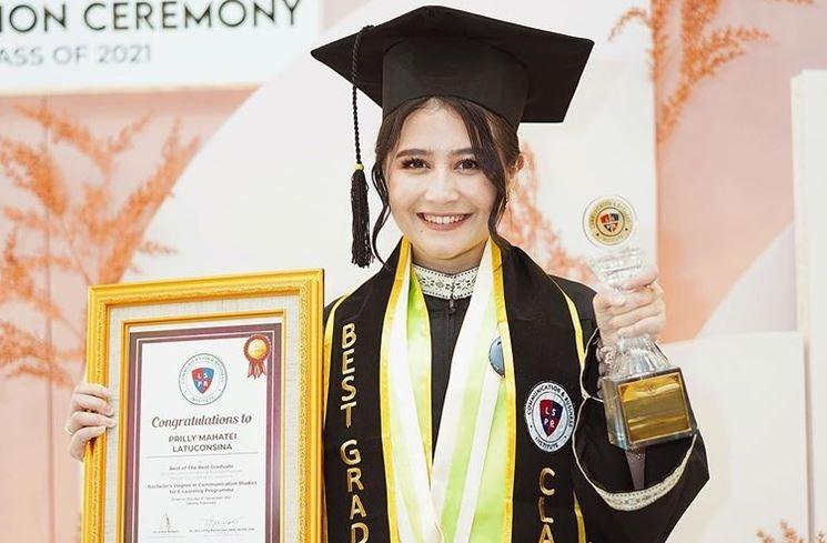 Potret Wisuda Prilly Latuconsina. (Instagram/@prillylatuconsina96)