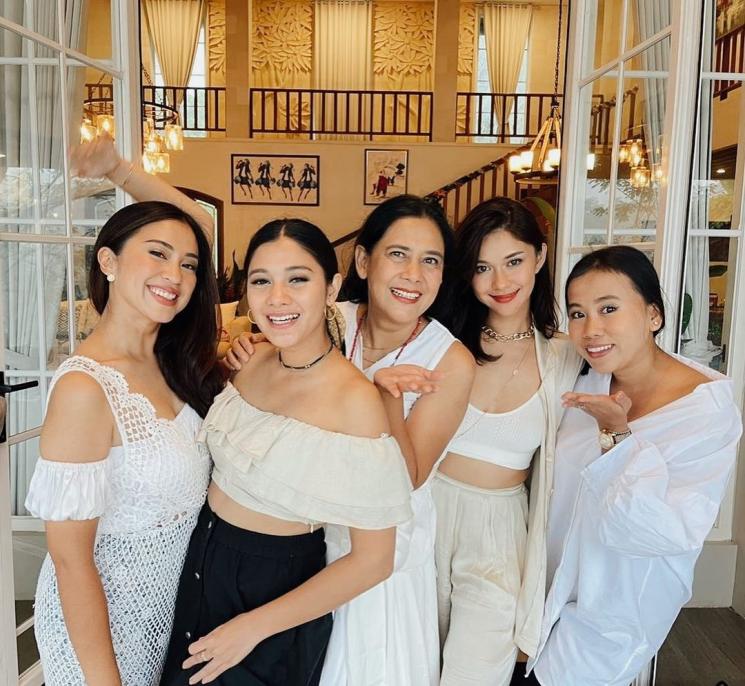 Ide Outfit Natal Ala Artis (instagram/@nanamirdad_)