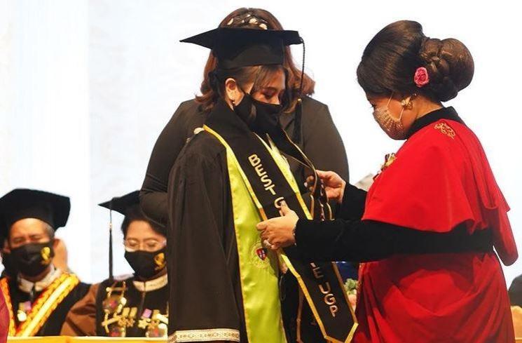 Potret Wisuda Prilly Latuconsina. (Instagram/@prillylatuconsina96)