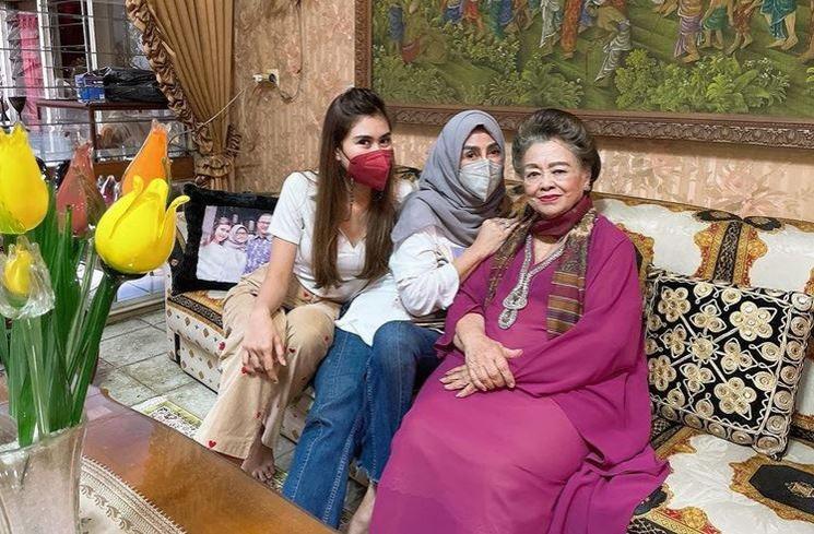 Potret Nenek Raffi Ahmad. (Instagram/@amy_r_qanita)