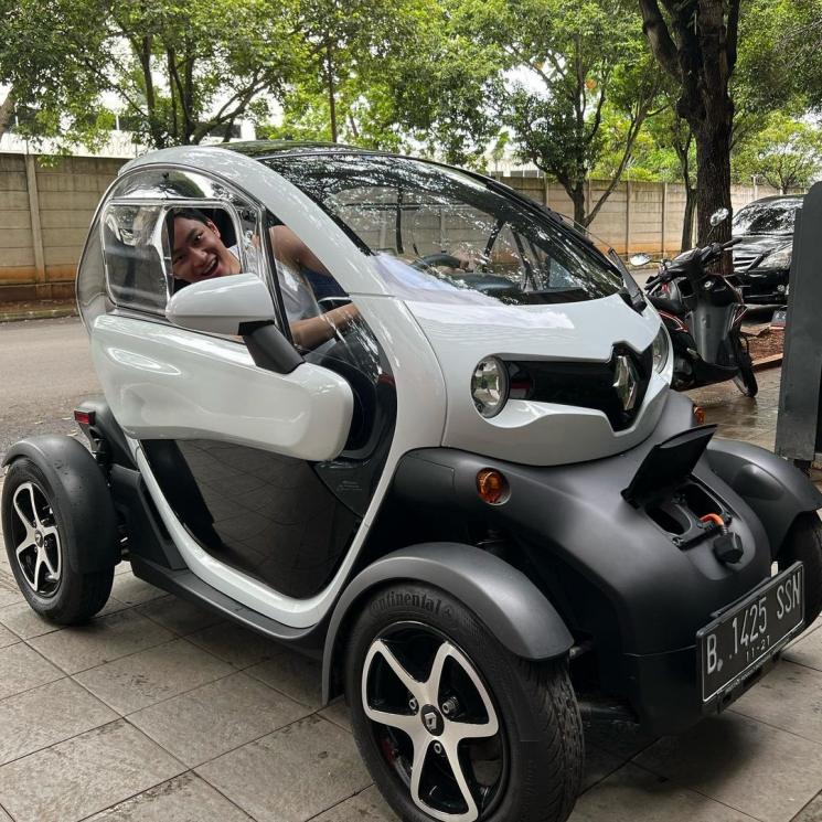 Azka Corbuzier tunjukkan mobil barunya. (Instagram/@azkacorbuzier)