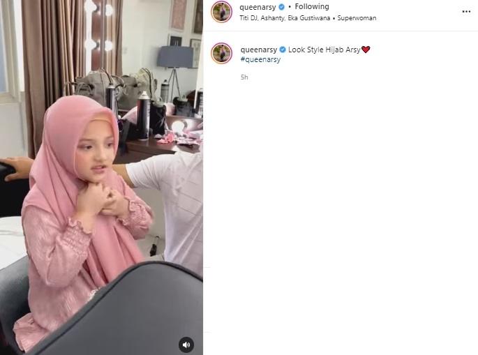 Arsy Hermansyah pakai hijab. (Instagram/@queenarsy)