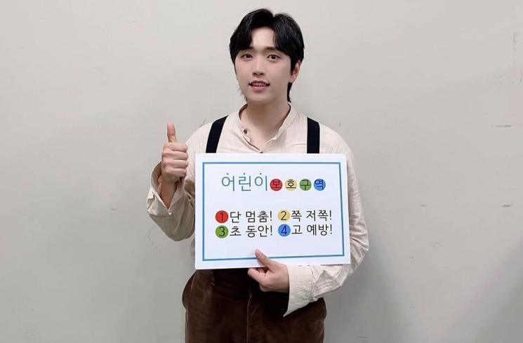 Seleb Korea yang Pilih IU Jadi Cewek Idaman (instagram/@samdol_sandeul)