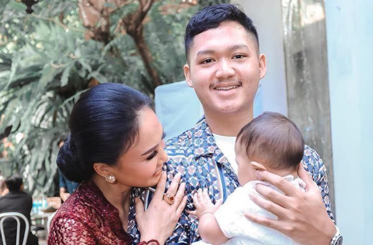 Gaya Yuni Shara Pakai Kebaya. (Instagram/@yunishara36)