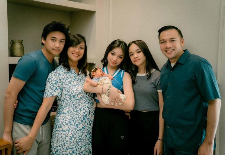 Adu Gaya Artis Momong Bayinya (Instagram/@riafinola)