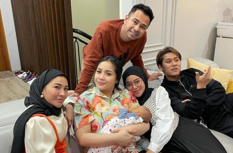 Adu Gaya Artis Momong Bayinya (Instagram/@raffinagita1717)