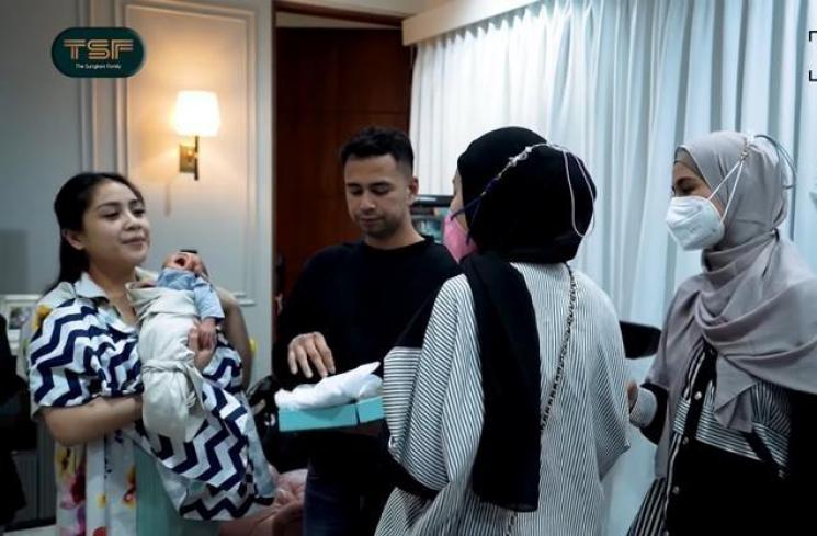 Momen Buka Kado Baby Rayyanza. (YouTube/The Sungkars Family)