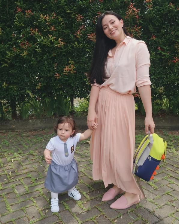 Potret Baby Chloe Pakai Seragam SMA. (Instagram/asmirandah89)