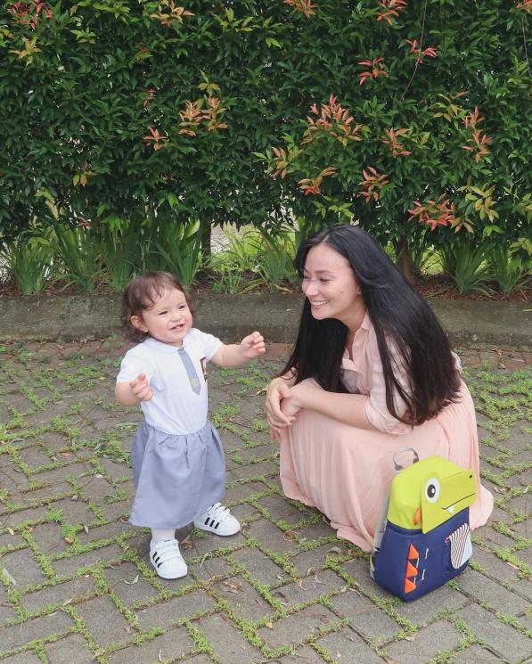 Potret Baby Chloe Pakai Seragam SMA. (Instagram/asmirandah89)
