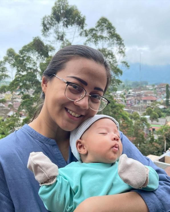 Adu Gaya Artis Momong Bayinya (Instagram/@chelzeaverhoeven)