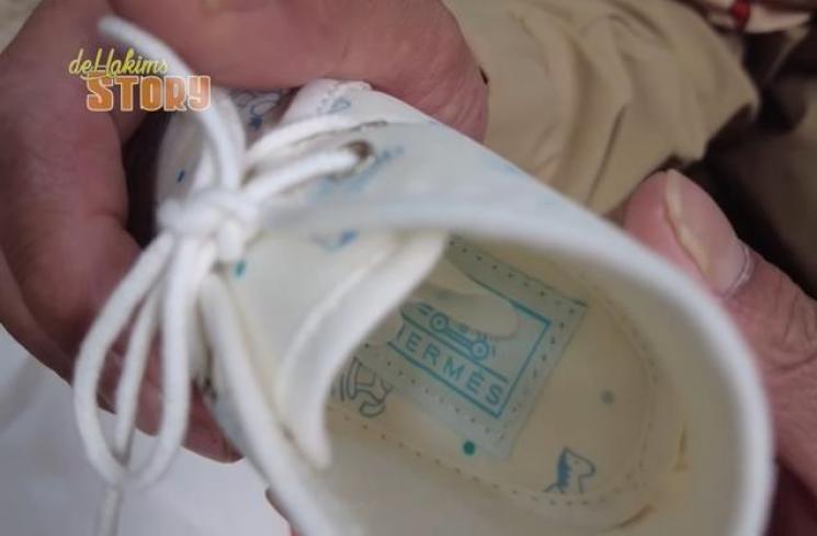 Momen Buka Kado Baby Rayyanza. (YouTube/deHakims Story)