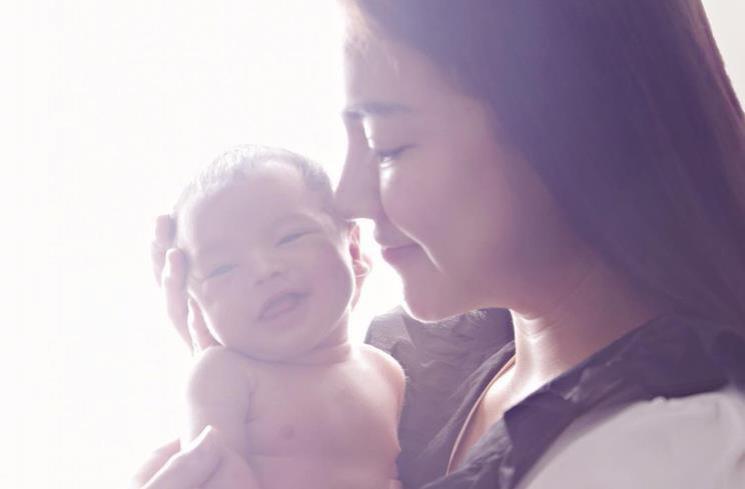 Momen Felicya Angelista Momong Anak Pertama. (Instagram/@felicyangelista_)