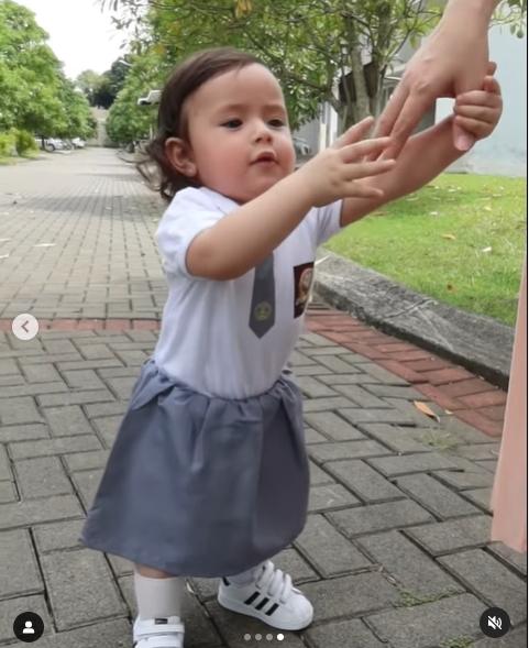 Potret Baby Chloe Pakai Seragam SMA. (Instagram/asmirandah89)