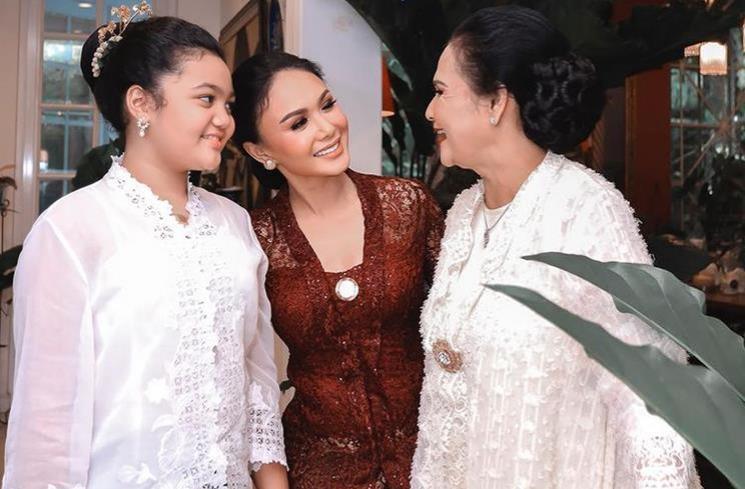 Gaya Yuni Shara Pakai Kebaya. (Instagram/@yunishara36)