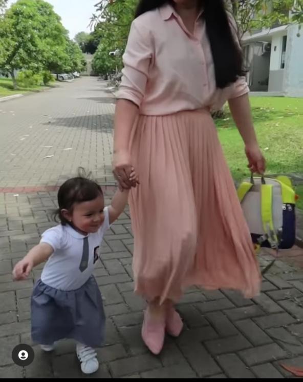 Potret Baby Chloe Pakai Seragam SMA. (Instagram/asmirandah89)