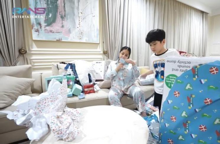 Momen Buka Kado Baby Rayyanza. (YouTube/Rans Entertainment)
