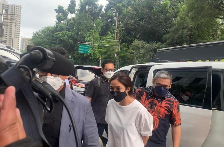 Gisella Anastasia atau Gisel di Polda Metro Jaya, Jumat (10/12/2021). (Matamata.com/Adiyoga Priyambodo)